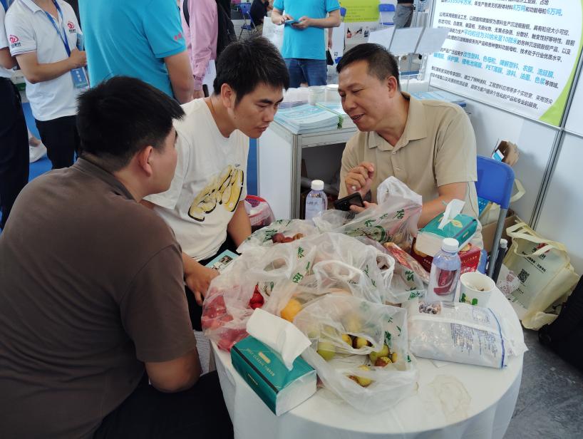 云浮鴻志公司董事長方裕賢先生親臨現(xiàn)場,給客人介紹產(chǎn)品的優(yōu)勢與應(yīng)用 云浮鴻志公司董事長方裕賢先生親臨現(xiàn)場,給客人介紹產(chǎn)品的優(yōu)勢與應(yīng)用